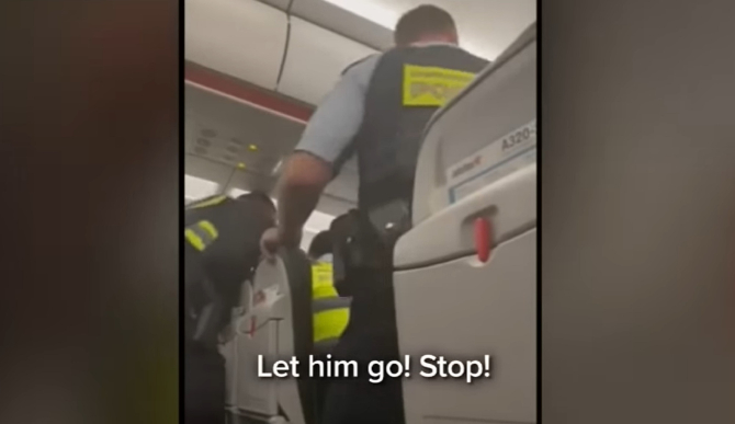 Pasager electrocutat și târât de poliție afară din avion: „M-am simțit ca un animal” - VIDEO