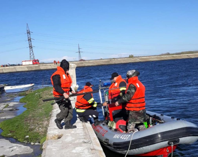 Patru pescari români, blocaţi pe un pod vechi, salvaţi de pompieri. Sursa foto: freepik.com