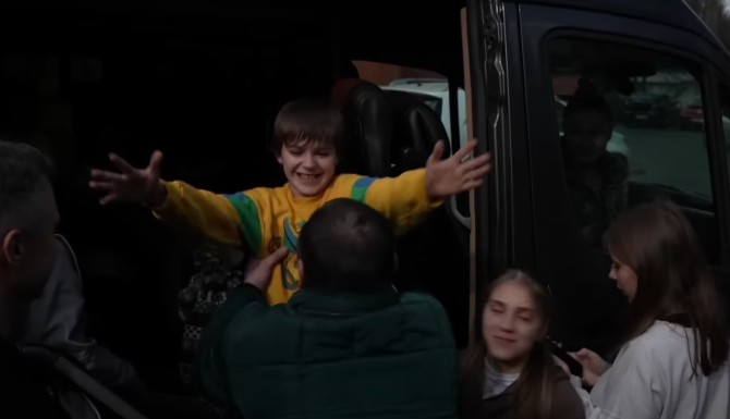 Lacrimi de fericire și dor: Copiii ucraineni emoționați au ajuns ÎN SFÂRȘIT acasă după luni de zile petrecute în taberele rusești / Foto: Captură video youtube