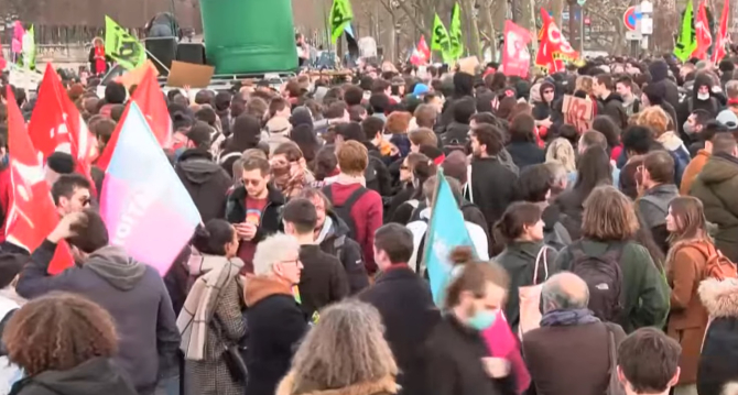 Sindicatele franceze și-au adunat susținătorii în stradă înaintea deciziei privind pensiile