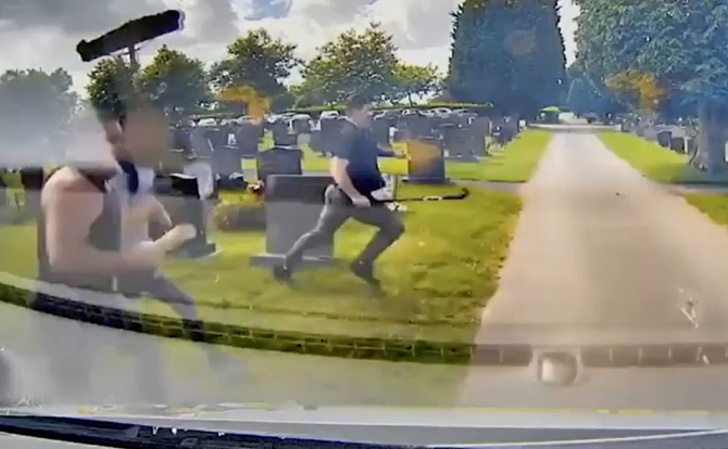 S-au luat la bătaie cu bâte, macete și ciocane în timpul unei înmormântări - VIDEO