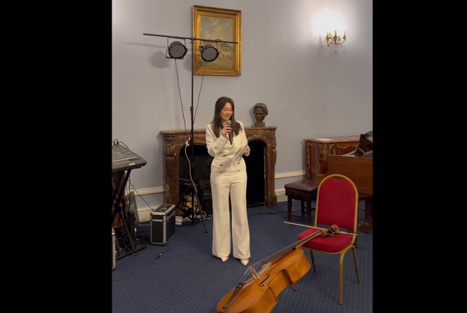 Șefa Institutului Cultural Londra a cântat într-un spectacol unde a fost și o manea. Catinca Maria Nistor, alături de violoncelistul Andrei Cavassi  