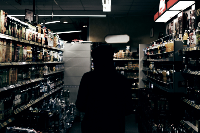 Român arestat în València pentru că a furat alcool din mai multe supermarketuri / Foto: Unsplash