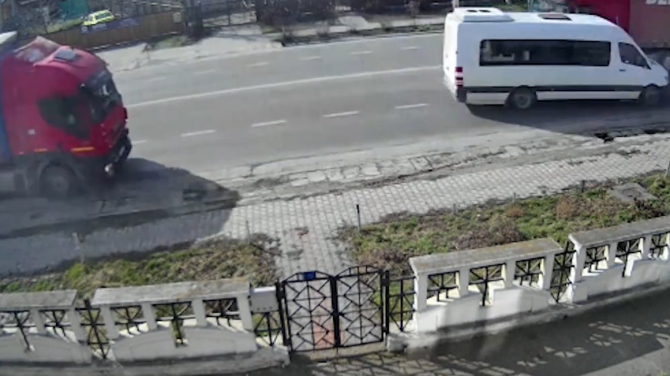 Un microbuz plin cu români, accident cu două TIR-uri 