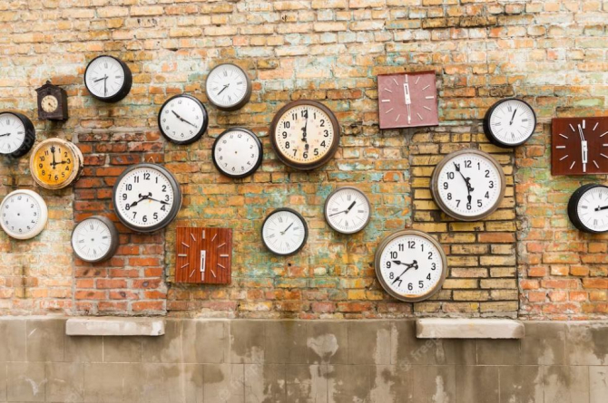 Un român are 5.500 de ceasuri- Să le potrivesc pe toate la ora de vară mi-ar lua jumătate de an. Sursa foto: freepik.com