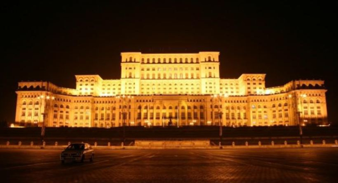 Un șofer s-a izbit cu mașina de Palatului Parlamentului. webcamromania.ro