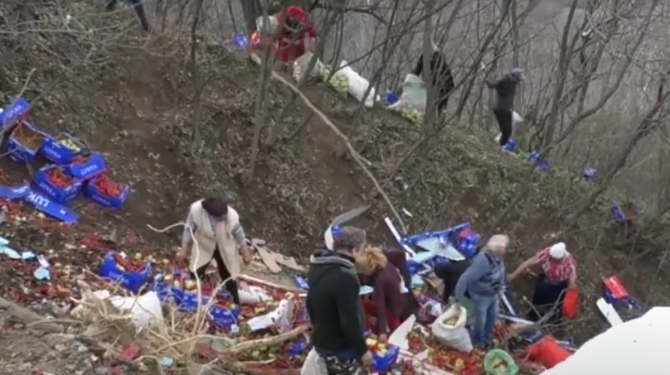 Zeci de români și-au umplut sacoșele cu legume dintr-un TIR răsturnat într-o râpă: „Suntem oameni săraci. Ce să facem?”