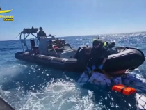 Captură uriașă în Italia. Peste 400 milioane de euro, pe mare: Ce a descoperit Guardia di Finanza în sacii plutitori