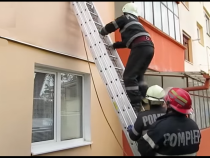 Salvată miraculos de la moarte. O femeie din Sibiu a căzut de la etajul al treilea al unui bloc, dar s-a prins în sârmele de rufe ale vecinilor / Foto: Captură video youtube