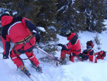 Turist, căzut înr-o prăpastie de șase metri în Valea lui Stan, salvat cu succes de salvamontiști și jandarmi. Sursa foto: facebook/Salvamont Arges