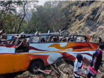 Un autobuz care transporta un grup muzical a căzut într-o râpă. 13 persoane au murit. Sursa foto: Twitter