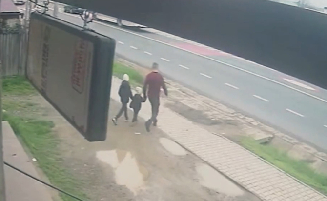 Accident îngrozitor: Un copil român de trei ani a sfârşit sub roţile unui TIR, în timp ce traversa de mână cu tatăl şi fratele mai mare, pe trecere
