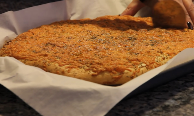 Așa pâine de casă n-a mai mâncat nimeni: cu usturoi, cimbru și brânză. Vei surprinde toată familia cu această rețetă. FOTO: captură video YouTube @Nataliya Mashika