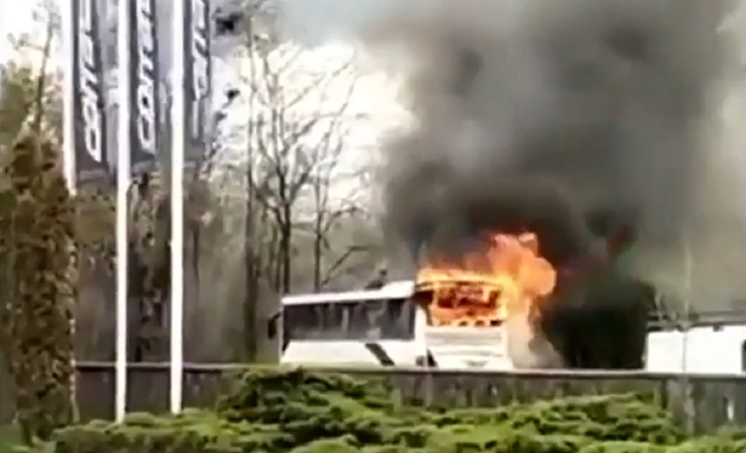 Autobuz cu 42 de muncitori români, cuprins de flăcări