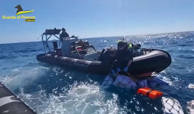 Captură uriașă în Italia. Peste 400 milioane de euro, pe mare: Ce a descoperit Guardia di Finanza în sacii plutitori