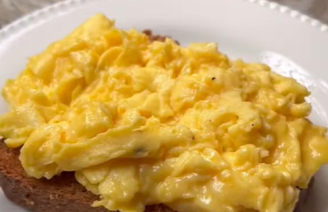 Omletă în stil englezesc. Așa se gătesc ouăle pentru un mic dejun perfect! Rețeta simplă și rapidă. FOTO: captură video YouTube @comidassaludablesshort266
