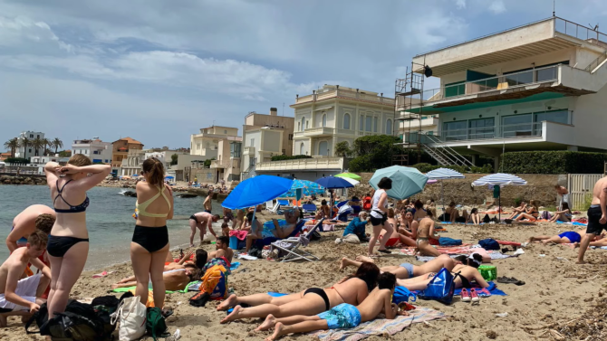 Se apropie sezonul cald în Italia: Tinerii s-au înghesuit astăzi pe plaja din Ostia, unii chiar au chiulit de la școală / Foto: Captură video youtube