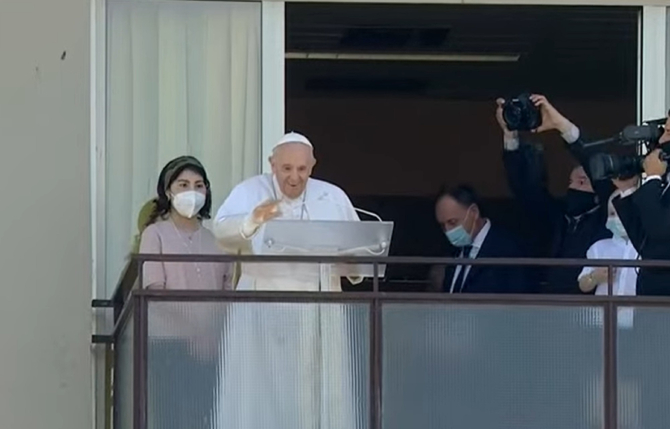 „Sunt încă în viaţă”, a glumit Papa Francisc, la externarea din spital