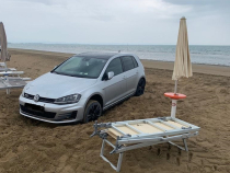 „Am greșit drumul”. Un șofer român a ajuns blocat cu mașina pe o plajă din Italia între umbrele și șezlonguri  / Foto: Facebook