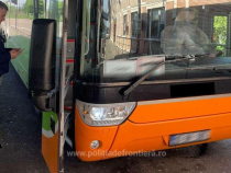 Autocar cu români, oprit la intrarea în țară. Ce au descoperit polițiștii când s-au uitat sub scaune. Sursa foto: Politia de frontiera