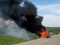 Un microbuz a luat foc în trafic: Șoferul a simţit miros de fum și a oprit