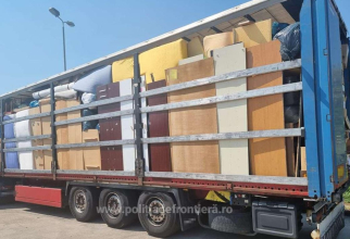 O firmă din Austria și-a trimis gunoiul în România. Camion, plin cu zece tone de deşeuri, oprit în vama Petea. Sursa foto: Politia de frontiera