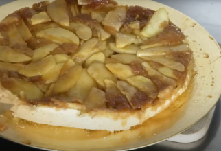 Cea mai bună prăjitură cu mere: cu susul în jos! Încearcă rețeta aceasta rapidă, cu puține ingrediente. FOTO: captură video YouTube @RecetasGratis.net