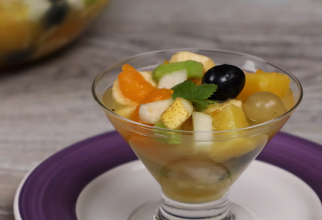 Cum să faci o salată de fructe delicioasă: iată două ingrediente secrete, mai bune decât frișca, pe care trebuie să le adaugi / Foto: Captură video youtube
