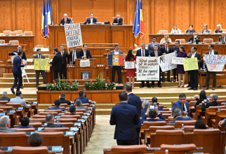 Pancartele afișate în Parlament (Foto: Facebook/USR)