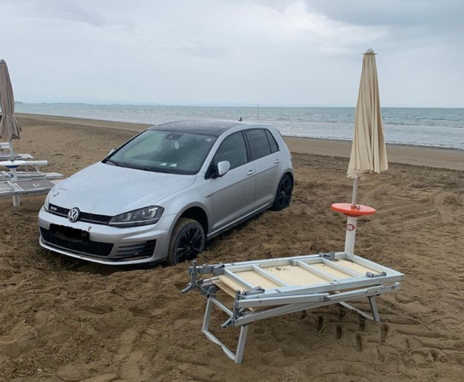 „Am greșit drumul”. Un șofer român a ajuns blocat cu mașina pe o plajă din Italia între umbrele și șezlonguri  / Foto: Facebook