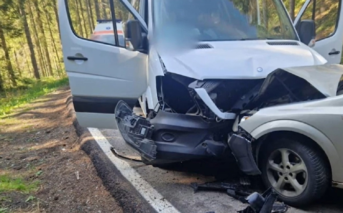 Accident violent: Un microbuz care transporta 12 copii români, lovit din plin de un autoturism