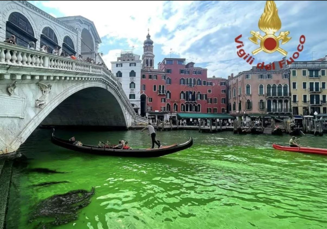 Apa din Marele canal din Veneția a devenit verde fluorescent. Sursa foto: fanpage.it
