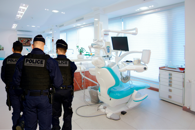 Doi români au furtat echipamente specializată în anestezie dentară în valoare de 300.000 de euro din Franța / Foto: Unsplash