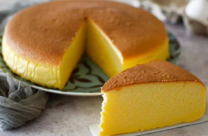 Cheesecake japonez sau prăjitură de "bumbac". Iese moale și pufoasă ca un nor 