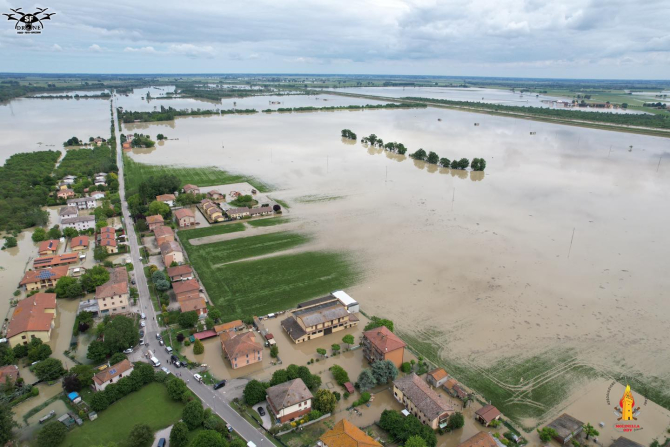 4. -imagine fara descriere- (inundatii-italia.jpg)