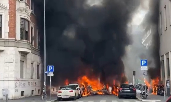 Italia. Explozie în Milano! Un incendiu de proporții a cuprins mai multe mașini 