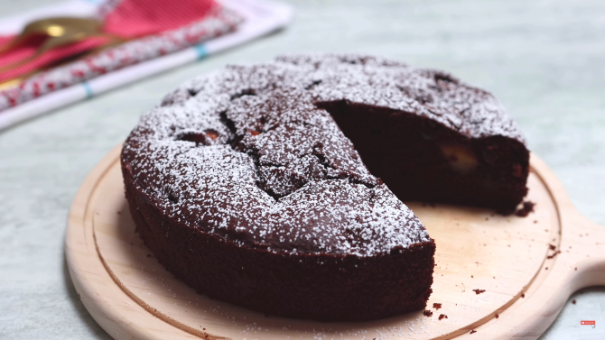 Prăjitura cu mere, afine și ciocolată - o explozie de gusturi și texturi într-un singur desert delicios! / Foto: Captură video youtube