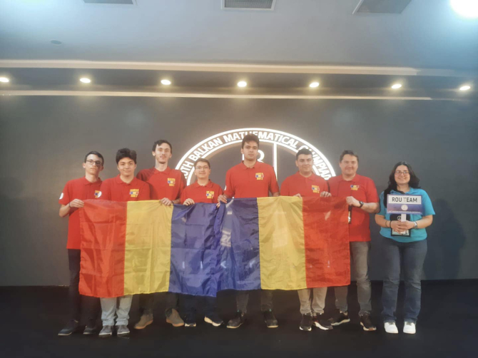 Participanții români la Olimpiada Balcanică de Matematică pentru Seniori, desfășurată în Turcia (Foto: Facebook/Ministerul Educației)