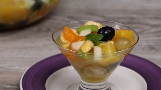 Cum să faci o salată de fructe delicioasă: iată două ingrediente secrete, mai bune decât frișca, pe care trebuie să le adaugi / Foto: Captură video youtube