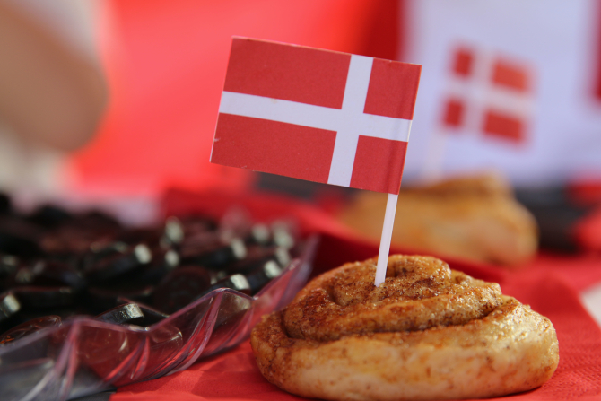 Danezii se mândresc cu istoria lor și afișează steagul ori de câte ori au ocazia (Foto ilustrativ: pxhere.com)