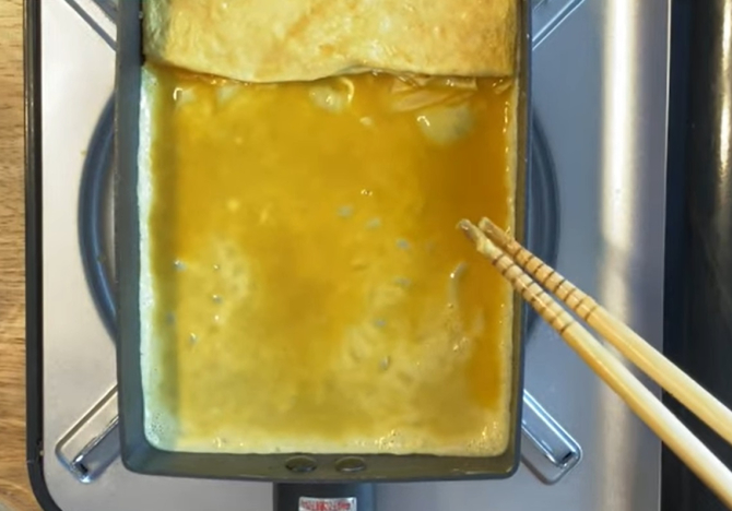 2. -imagine fara descriere- (tamagoyaki--omleta-japoneza-rulata--un-deliciu-pe-care-trebuie-sa-l-incerci-2.jpg)