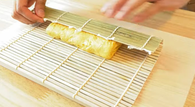 4. -imagine fara descriere- (tamagoyaki--omleta-japoneza-rulata--un-deliciu-pe-care-trebuie-sa-l-incerci-4.jpg)
