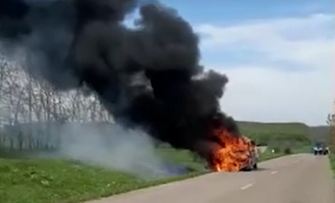 Un microbuz a luat foc în trafic: Șoferul a simţit miros de fum și a oprit