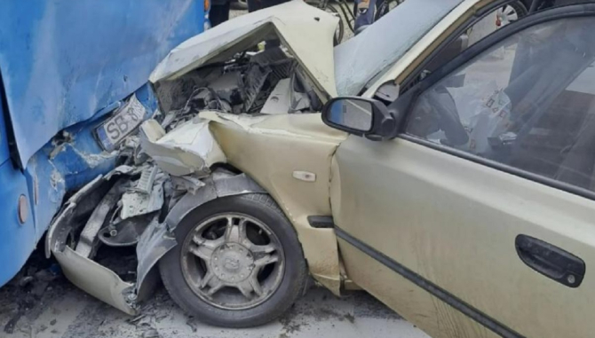 Un tânăr român a sfârșit într-un accident teribil: A intrat cu mașina într-un autobuz. FOTO: ISU Sibiu