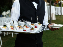 Lipsa acută de personal în industria de catering din Germania. Cum vor să-i atragă pe salariați angajatorii. Sursa foto: freepik.com