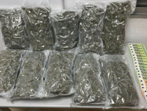 Jumătate de kilogram de droguri, o mie de euro confiscați și trei români arestați în operațiunea antidrog din Roma