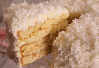 Prăjitura delicioasă cu fulgi de cocos: O explozie de arome tropicale în fiecare mușcătură / Foto: Captură video youtube