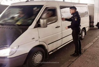 Microbuz cu români în drum spre Germania, oprit la ieșirea din țară. Un pasager a încercat să fenteze atenția polițiștilor 