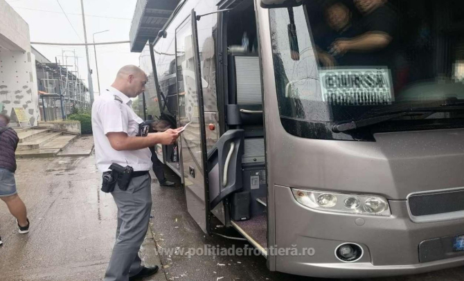 Autocar, în drum spre Grecia, oprit la vamă. Un pasager, săltat de polițiști, după ce i-au văzut actele