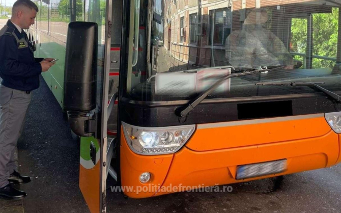 Autocar sosit din Turcia, verificat la frontieră. Doi pasageri români, dați jos cu tot cu bagaje și luați la întrebări 